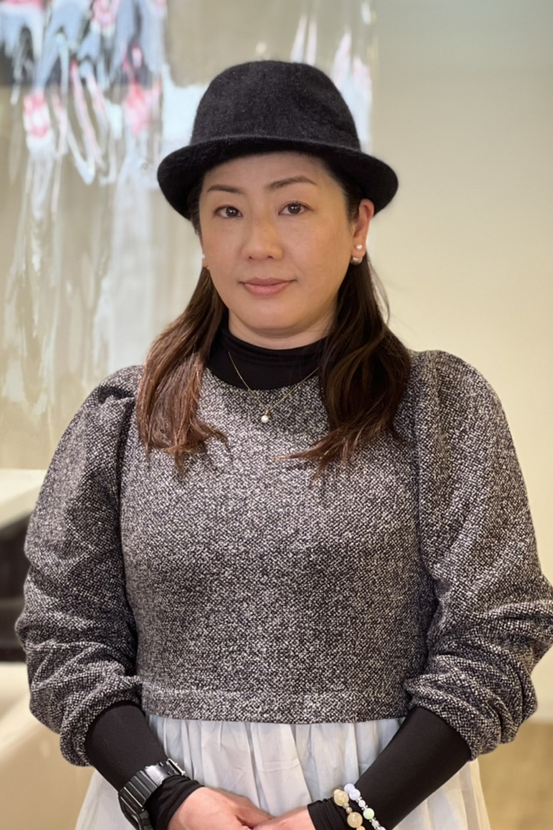 ヘアスタイル「大人可愛い２０代30代４０代前下がりショートボブ【SEES西葛西】」を担当したスタッフ「嶋田　千春」